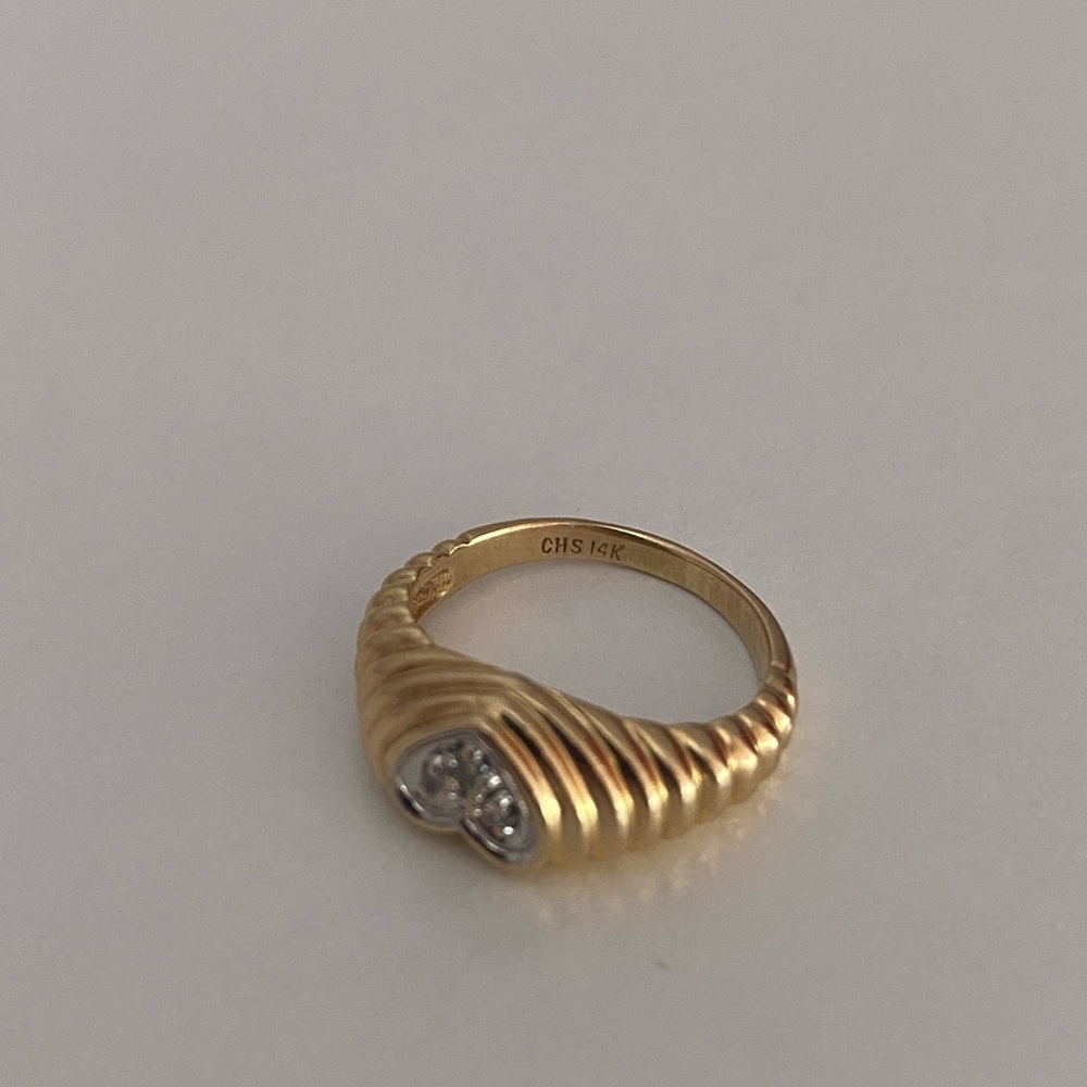 Vintage 14K Yellow Gold Heart Ring w/ Trio of Diamonds set in White Gold - Picture 7 of 9